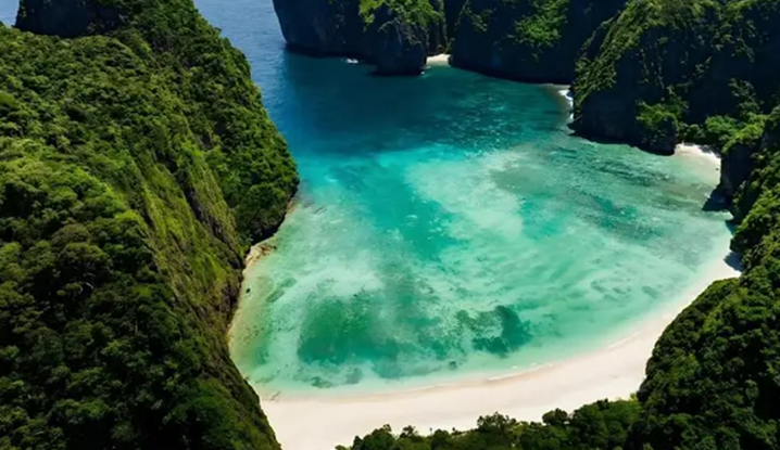 에메랄드 빛 바다